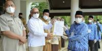 Sekda Aceh Serahkan SK Kenaikan Pangkat dan Pensiun